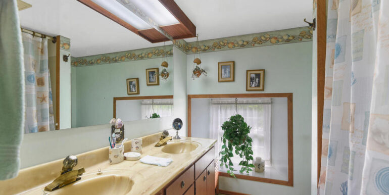 7460-16 Bathroom